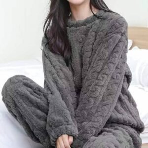 Femme assise en tailleur portant un pyjama en pilou pilou gris