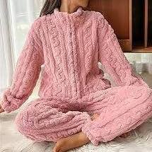 Femme assise en tailleur portant un pyjama pilou pilou rose